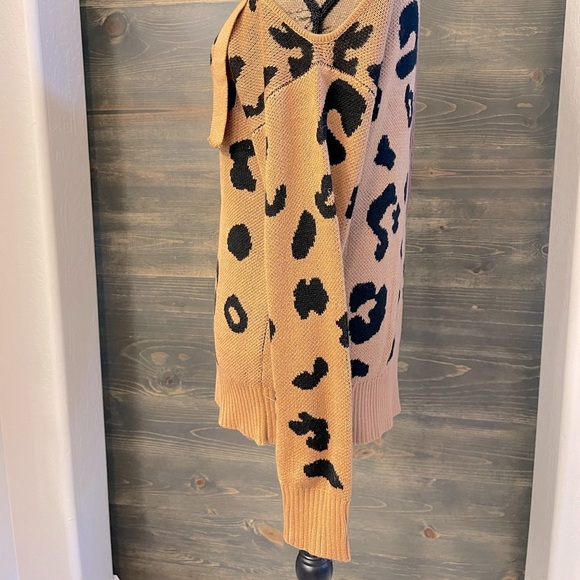 New Boho Leopard Print Sweater Womens Size Medium Mocha Brown Cold Shoulder Top - Picture 7 of 13